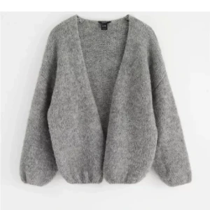 Lindex stickad kofta - Mysig grå stickad kofta från Lindex. I storlek M/L men funkar även för mindre storlekar om man vill ha den oversized. Den har långa ärmar och en öppen design utan knappar. Använd endast en gång, i nyskick 