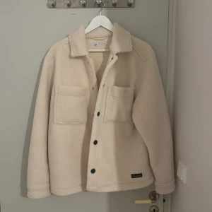 Beige fleecejacka från zara  - Säljer en supermjuk och mysig beige fleecejacka från Zara. Den har två stora fickor fram och knäpps med svarta knappar. Perfekt för kyliga höst- och vårdagar. Jackan är i mycket bra skick och passar både till vardags och lite mer avslappnade tillfällen.