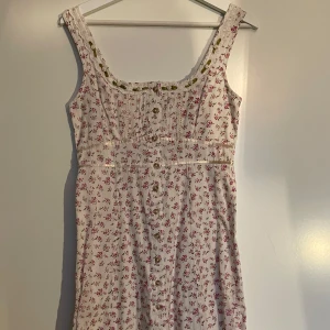 Klänning urban outfitters - En favorit klänning som är köpt från vintage urban outfitters. Lång och med resor bak i ryggen. Använd sparsamt och är i mycket bra skick. Lång i passform.