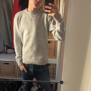 Kashmir tröja - Säljer en stilren grå stickad tröja i kashmir köpte den för 1100 svenska kronor i Italien,  jag säljer den för 499