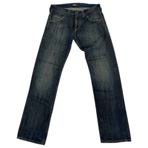 Mörkblå jeans - Säljer ett par klassiska mörkblå jeans från Lee. De har en straight passform och är i mycket bra skick. Perfekta för både vardag och fest! 🕺