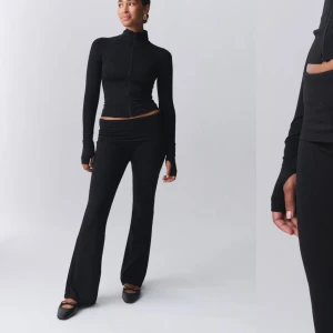 Svarta yoga-pants med låg midja från Gina Tricot - Säljer ett par svarta byxor i bra skick. De har en vikbar midja och är i en skön, stretchig kvalitet. Perfekta för både vardag och myskväll! 🖤
