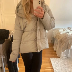 Jacka - Säljer en supermysig  pufferjacka med huva. Perfekt för kyliga dagar! Den är i bra skick och passar perfekt för höst och vinter. 🧥✨