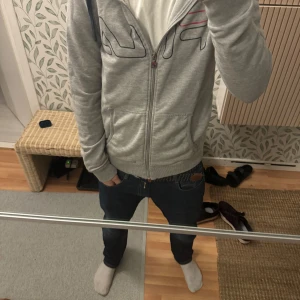 Grå hoodie  FILA - Skriv om frågor .