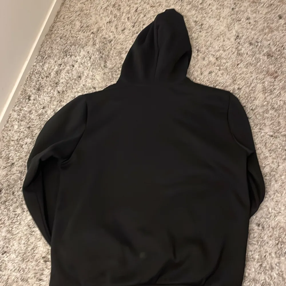 Säljer nu min trapstar hoodie som jag bara har använt ett par gånger. Inga skador är i jättebra skick. Storlek M men passar S, pris: 399kr köpt för 600 från min vän. Skriv vid intresse . Tröjor & Koftor.