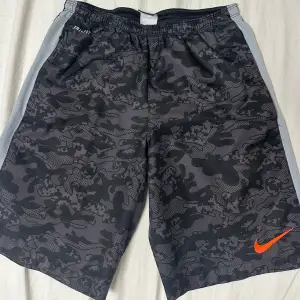 Säljer mina träningsshorts från Nike i storlek S. Är i fint skick men är för små. 