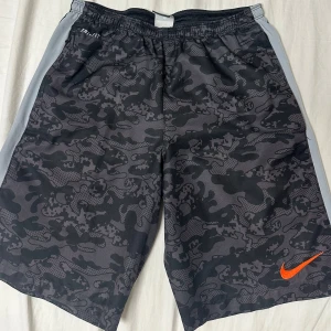 Nike träningsshorts - Säljer mina träningsshorts från Nike i storlek S. Är i fint skick men är för små. 