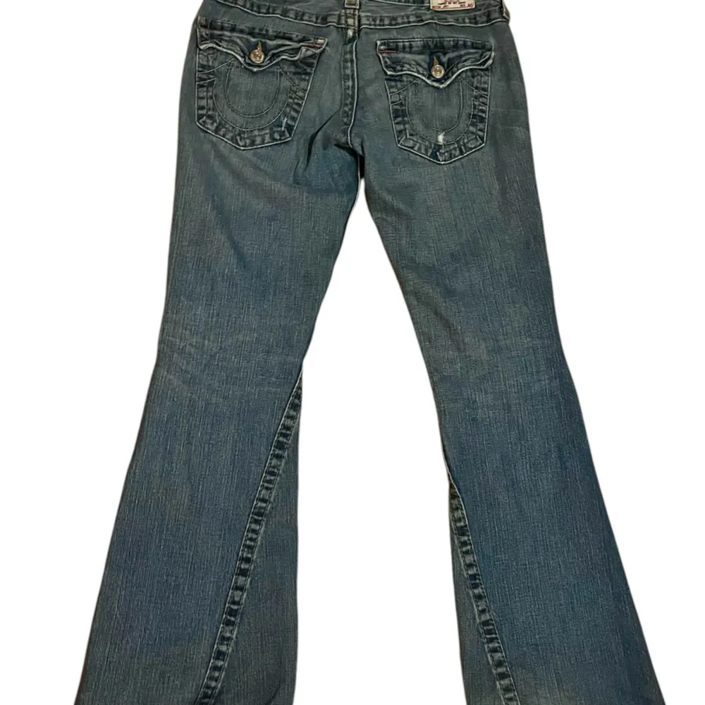 True religion jeans med revor som är del av design, 86 innerbenslängd och W30. Inga defekter förutom ett väldigt litet hål längst ner. Jeans & Byxor.