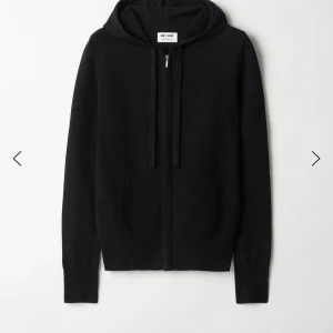 Svart zip från Soft goat  - Säljer en stilren svart hoodie från Soft goat. Den har en dragkedja framtill och en skön huva med snören. Perfekt för både vardag och mysiga kvällar. Passar till allt och är superbekväm!