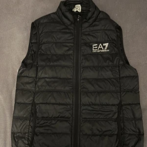 Svart dunväst från Emporio Armani - Säljer min armani väst eftersom jag inte använder den något. Västen är i bra skick och är i stolek S