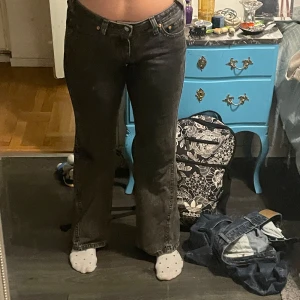 Levis boot jeans - Välanvända och snygga jeans i storlek W28 L32. Har även gjort små hål på insidan av midjan (pga att jag pendlat mycket i vikt), de syns ej på byxorna med man kan göra en snörning i dom om man vill att dom ska sitta åt lite mer. 