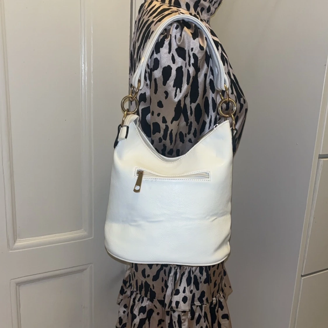 Vit handväska med ett uggletryck  - 90