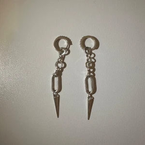 Örhängen L8hasselblad - Säljer två par snygga silverörhängen. Båda örhängerna är från L8hasselblad och är helt nya, aldrig använda! Kan köpas separat eller tillsammans, priset i annonsen är för dom båda tillsammans! 