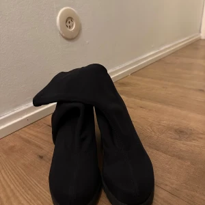 Svarta boots med klack från vagabond - Säljer ett par stilrena svarta boots i mycket bra skick. De har en chunky klack och är perfekta för höst och vinter. Passar både till vardags och fest. Skorna är bekväma och ger en snygg siluett.