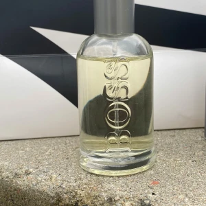 Boss Bottled 50ml - Säljer en boss bottled parfym.  Parfymen är använd fåtal gånger och är därför näst intill helt full. Ungefär 48/50 ml. Parfymen är perfekt inför vintern men funkar hela året om i o med att den båda har mörka o ljusare noter som man ser på bild 4. 