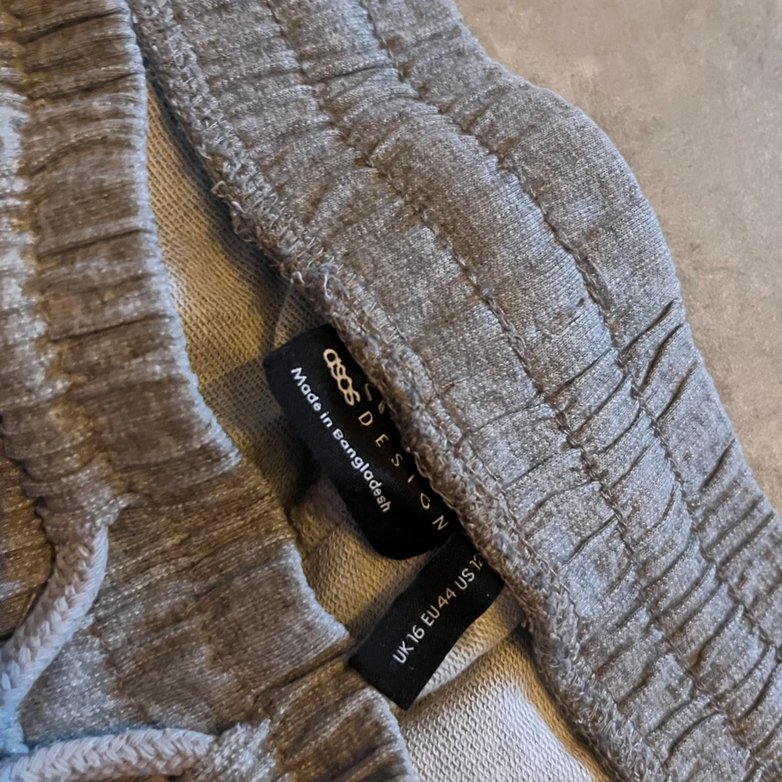 Grå mjukisbyxor från ASOS Design - 90