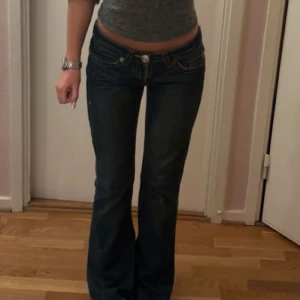 True Religion jeans - Intressekoll på ett par snygga vintage True Religion jeans.(är 163cm) Skit snygga men kommer bara inte till användning längre :) obs dragkedjan är sönder så om intresse finns så ser jag till att lösa det! Mått: midjemått rakt över 37 cm och innerben 76 cm