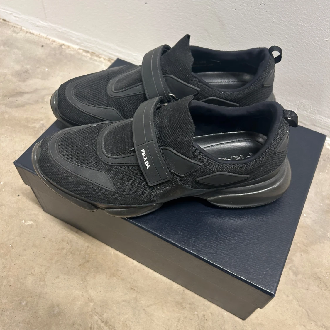 Svarta Cloudbust Prada sneakers
