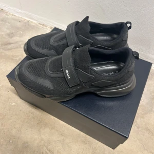 Svarta Cloudbust Prada sneakers - Big in size