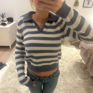 Blå randig tröja  - Super mjuk tjockare tröja med super gulliga knappar! Använd max 3 gånger