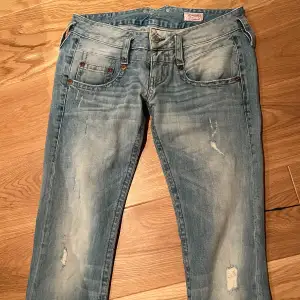 Så fina lågmidjade vintage jeans, storlek 27/34, så passar en XS-S, Bra i längden på mig som är 172.   Köpta secondhand, säljer då de tyvärr är försmå för mig.   Bara att skriva för fler bilder 💞💞