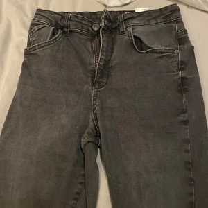 Svarta jeans - Säljer ett par svarta jeans i bra skick då dem inte passar mig längre. Köparen står för frakten💖