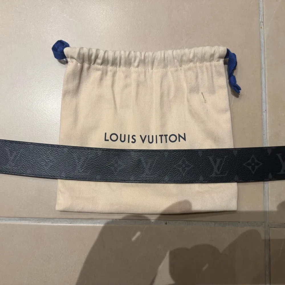 Säljer ett snyggt svart skärp från Louis Vuitton med det klassiska monogrammönstret. Skärpet har en stilren silverfärgad spänne med LV-loggan. Perfekt för att ge din outfit en lyxig touch. Kommer med originalpåse. Finns kvitto!. Övrigt.