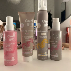Curl Girl hårvårdsprodukter - Säljer ett set med Curl Girl hårvårdsprodukter, perfekt för lockigt hår. Inkluderar Curl Refresher, Curling Cream, Conditioner Foam och Curling Gel. Produkterna ger mjukhet, definition och fukt till lockarna. Alla flaskor är i rosa och grå toner med praktiska pump- och sprayfunktioner. Perfekt för daglig styling och vård av lockigt hår. köpt på normal och har använt två gånger men tyckte inte att det funkade på mitt hår