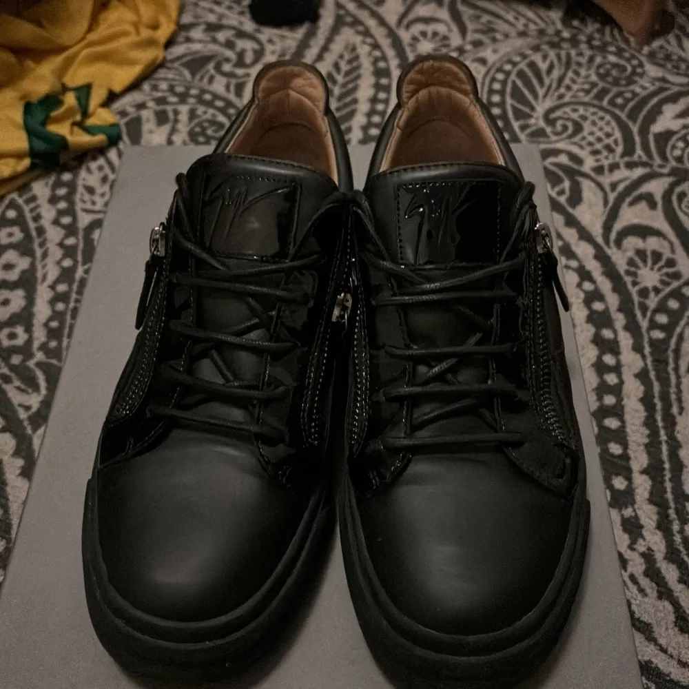 Snygga svarta sneakers från Giuseppe Zanotti i skinn med coola dragkedjor på sidorna. Dessa skor är princip nya och är använd 2 gånger max. Dom är riktigt frächa och bekväma. Cond: 9,5 (pris kan diskuteras). Skor.