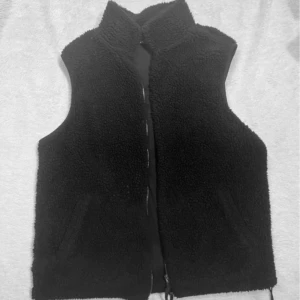 Svart fleeceväst - Mysig svart fleeceväst från papaya. St M men sitter bra på mig som brukar ha S.