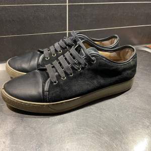 Säljer ett par lanvin sneakers i storlek uk10 eller 44. Perfekta för vardagsbruk och passar till det mesta i garderoben. Skorna är i bra skick, 6/10. Hör av dig vid frågor!