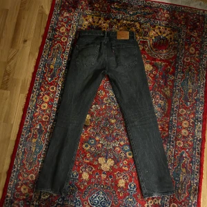 Svarta Levi's 501 jeans - Säljer ett par svarta Levi's 501 jeans som knappt är använda. De har en straight passform och är perfekt för hösten. Tyvärr för små för mig dock.