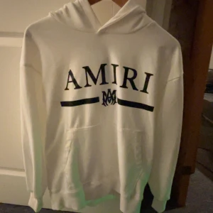Vit hoodie från Amiri - Säljer en snygg vit hoodie från Amiri, eftersom tröjan blivit för liten, den är i perfekt skick används Max 3 gånger, bättre pris vid snabb affär 