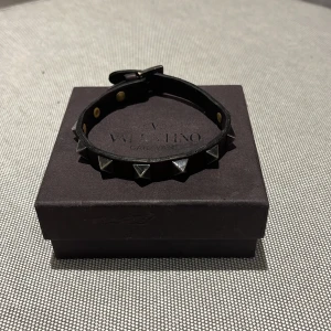 Valentino armband - Snyggt Valentino armband i färgen vinröd ish. Strlek: ONE SIZE Skick:7/10 lagat en gång och färgen på nitarna och ”knäppet” har släppt lite men fortfarande riktigt fint skick. Pris:999kr priset ej hugget i sten!