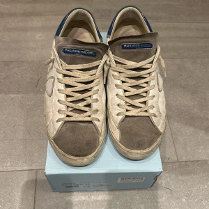 Philippe Model sneakers i beige och blå - Säljer ett par Philippe Model. Använda några gånger. 8/10 i skick. Passar även 45. Går och förhandla om priset.