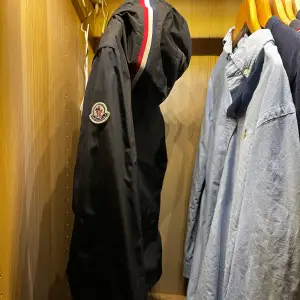 Tja, Säljer en äkta Moncler Windbreaker i färgen svart. Jackan är i storlek 1 (S) och NFC-tagg finns samt kodverifiering som är bifogat i annonsen. Har ni frågor eller funderingar tveka inte på att höra av er! 🍾💸