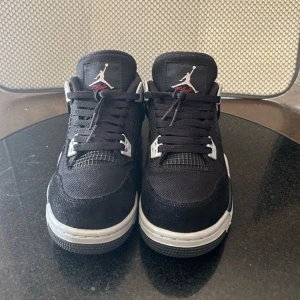 Jordan 4 black canvas - Inga fel i skorna, använda i några månader. Säljer dom för att dom köptes redan tighta på mig och nu passar dom mig inte längre.