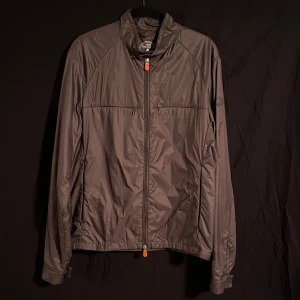 Save the duck jacka - Ultra light Save the duck jacka, storlek L, mycket bra skick! Frågor o prisförslag välkomnas!