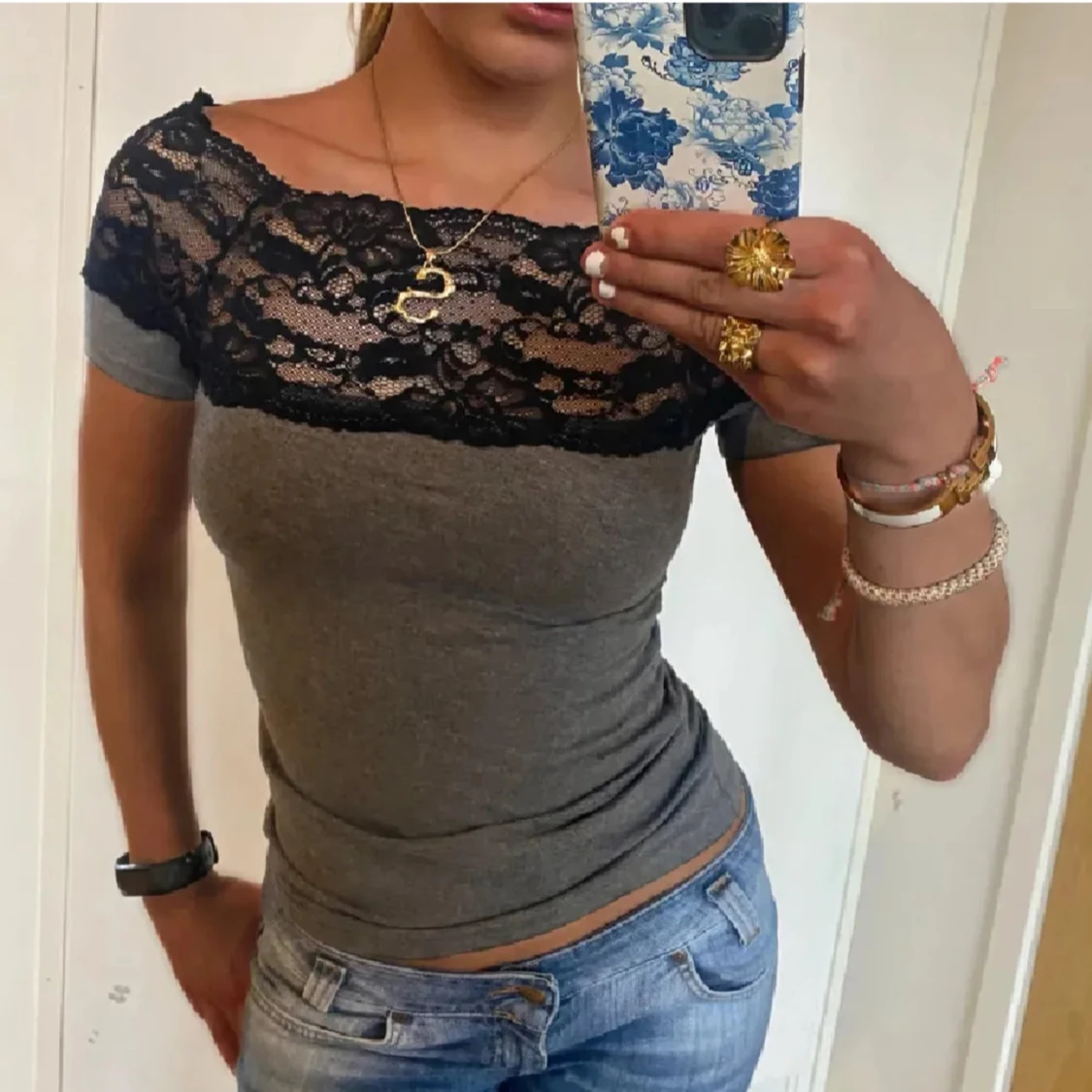 Grå topp med spetsdetaljer