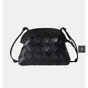 Carin wester väska - Säljer min super fina väska som har lite fläckar innuti men ser ut som ny på utsidan💕pris kan diskuteras