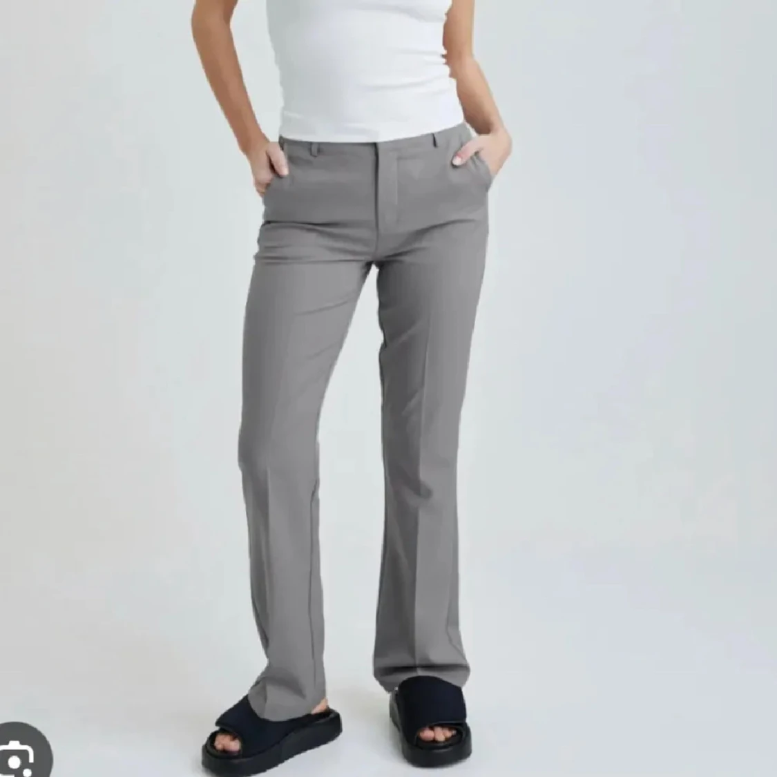 Grå kostymbyxor