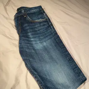 Säljer dessa feta jeans ifråm crocker. Storlek W31 L32. Det är slim jeans i ett väldigt bra skick. Det ända är lite slitningar vid hälen men det är lite och syns knappt. Annars väldigt feta. Har du några frågor är det bara att höra av sig!😁😁😁