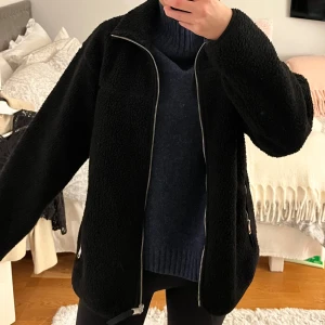  Svart Teddyjacka - Svart teddyjacka från hm, som ny! 