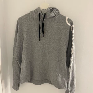 Calvin Clein hoodie - Helt oanvänd snygg märkes hoddie, köpt för att använda den som träningshoodie men passar till vardags också!