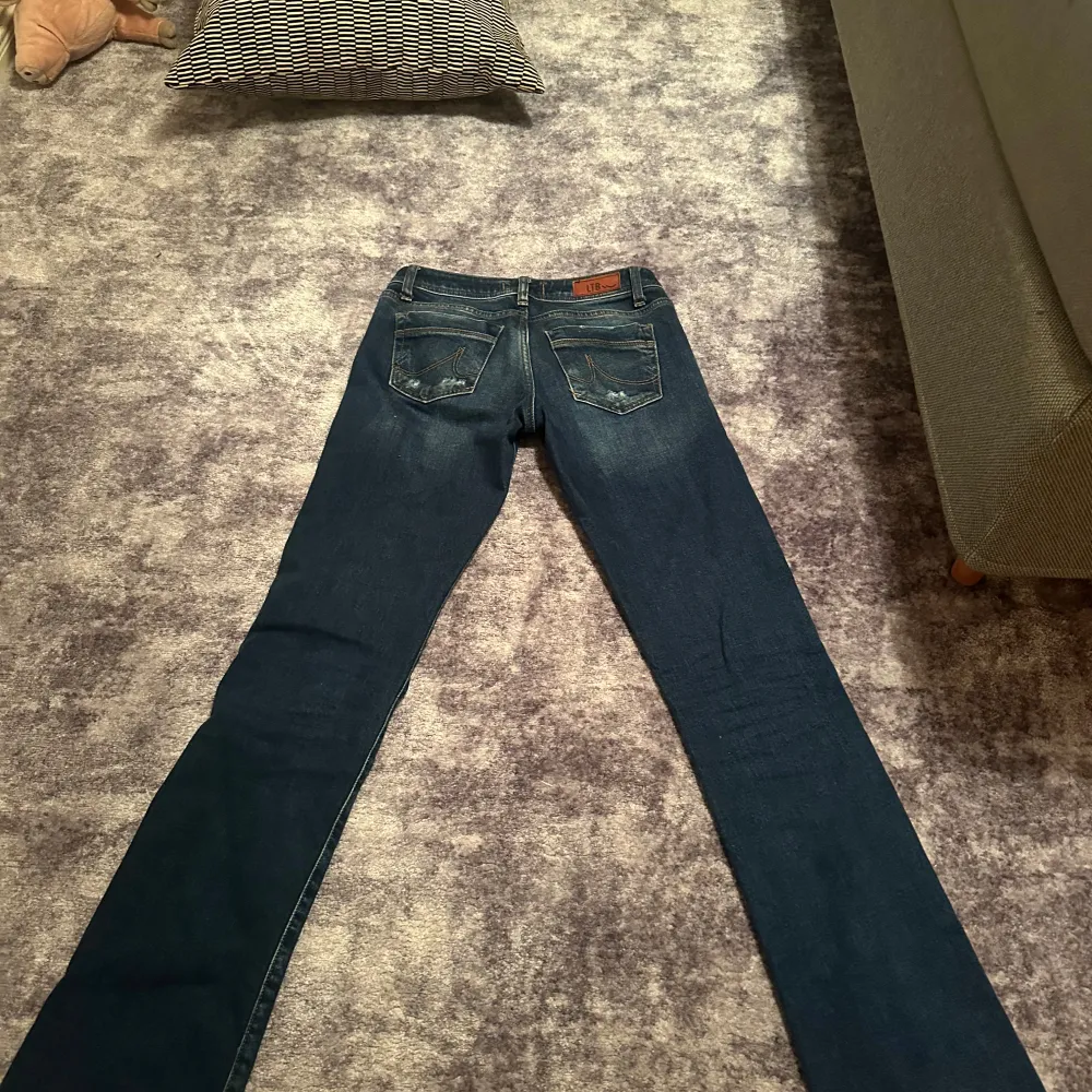 Inprincip nya säljer eftersom det är fel storlek. Jeans & Byxor.