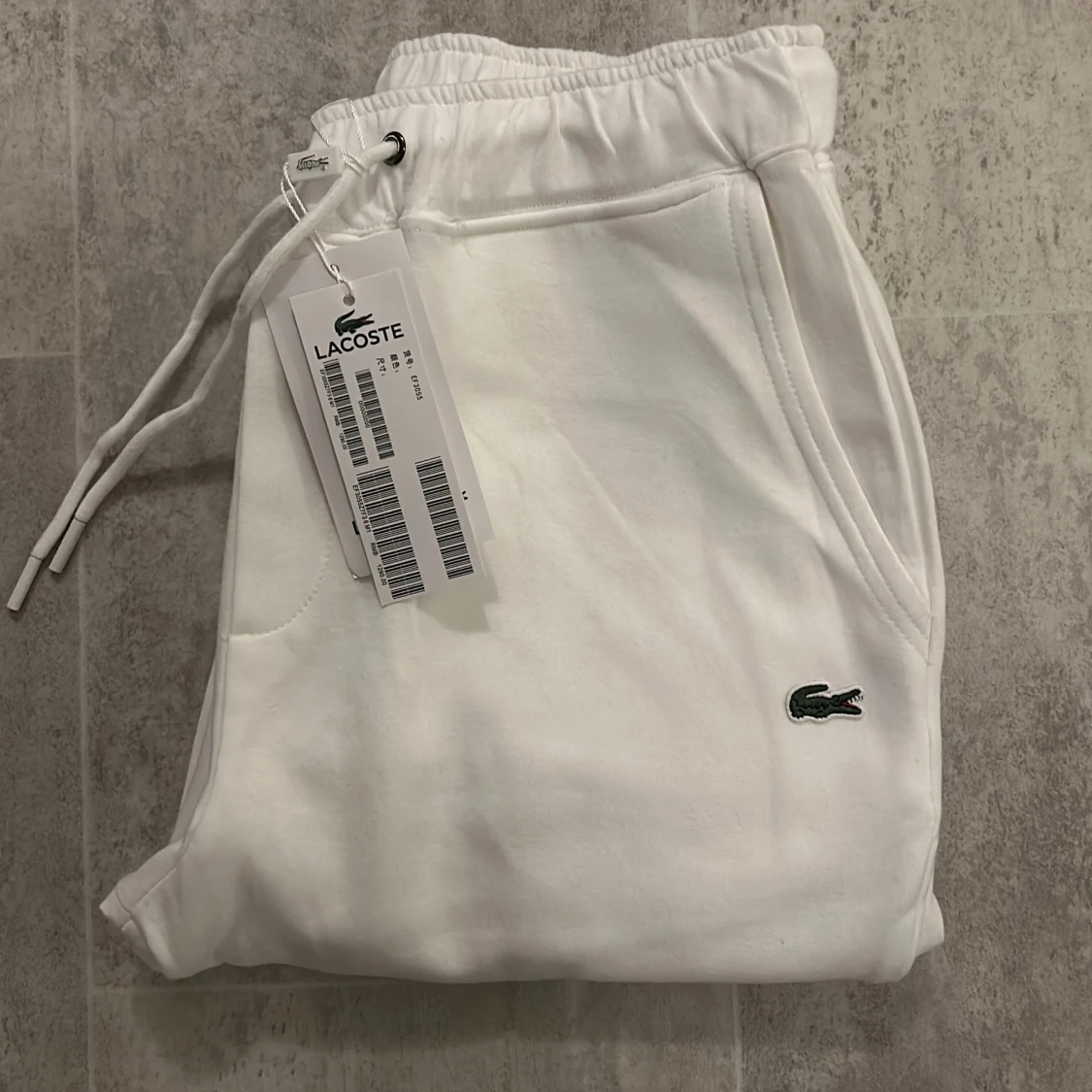 Vit hoodie och byxor från Lacoste - 2