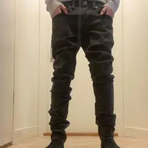 Säljer ett par svarta jeans från 157 i  nyskick. Modellen heter rocket och passformen är slim fit. Klassisk femficksdesign med knapp och dragkedja framtill. Modellen på bilden är 160cm lång och väger 45kg. Säljer dem för att de är för långa.                Passar till allt och är superbekväma!                                         Det är bara skriva ifall ni har några frågor.