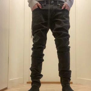 Svarta jeans  - Säljer ett par svarta jeans från 157 i  nyskick. Modellen heter rocket och passformen är slim fit. Klassisk femficksdesign med knapp och dragkedja framtill. Modellen på bilden är 160cm lång och väger 45kg. Säljer dem för att de är för långa.                Passar till allt och är superbekväma!                                         Det är bara skriva ifall ni har några frågor.