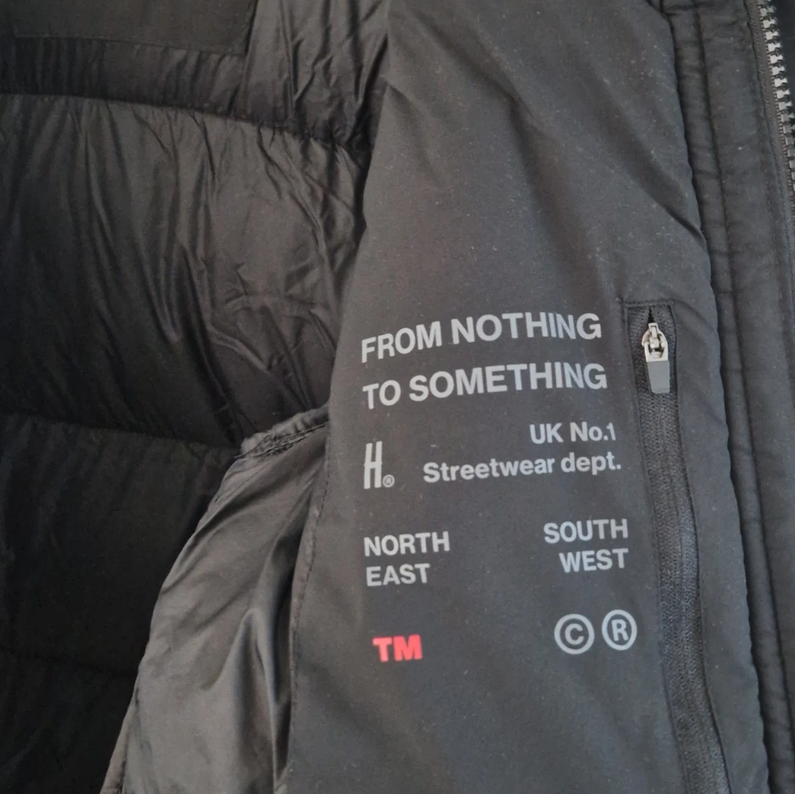 Svart dunjacka från Hoodrich - 91