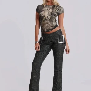 Mörkgrön croppad läderjacka+läderbyxor - Säljer en cool grön croppad läderjacka, och läderbyxor med vintagekänsla och har en intressant design som verkligen sticker ut. Jackan och byxorna kan säljas separat men kostar mindre tillsammans. Dem är från Jaded london och kostar tillsammans 2250kr på hemsidan. Jackan är i storlek S och säljer den för 500kr separat och byxorna är i storlek w26 och säljer den för 500kr🥳